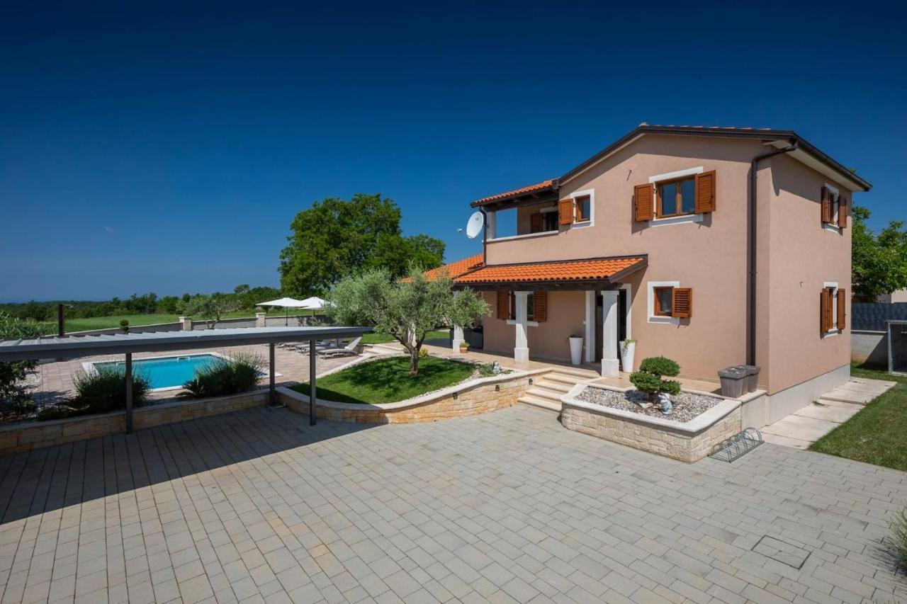 Activity Villa Gita With Pool And Grill In Tinjan Exterior photo