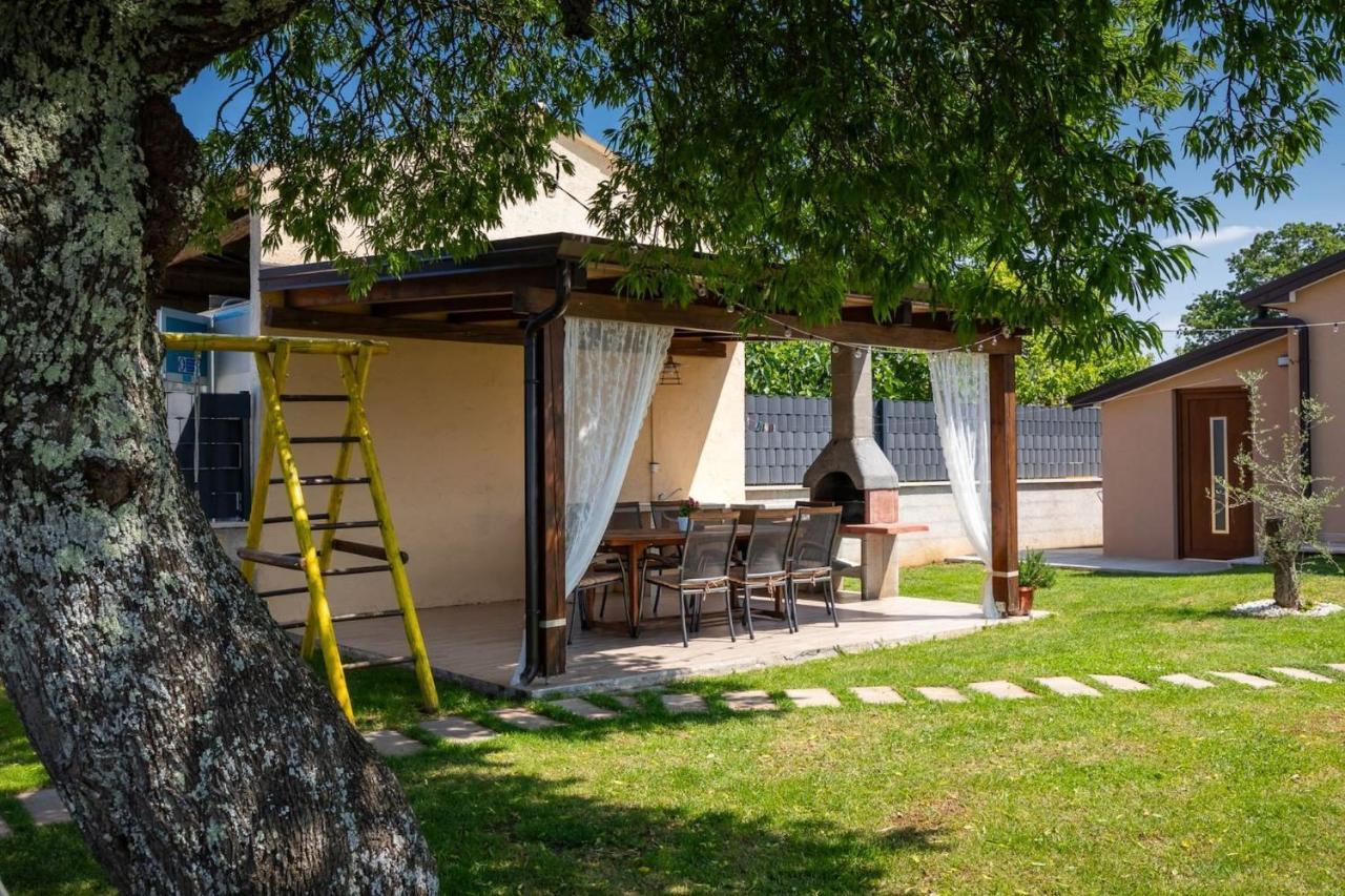 Activity Villa Gita With Pool And Grill In Tinjan Exterior photo