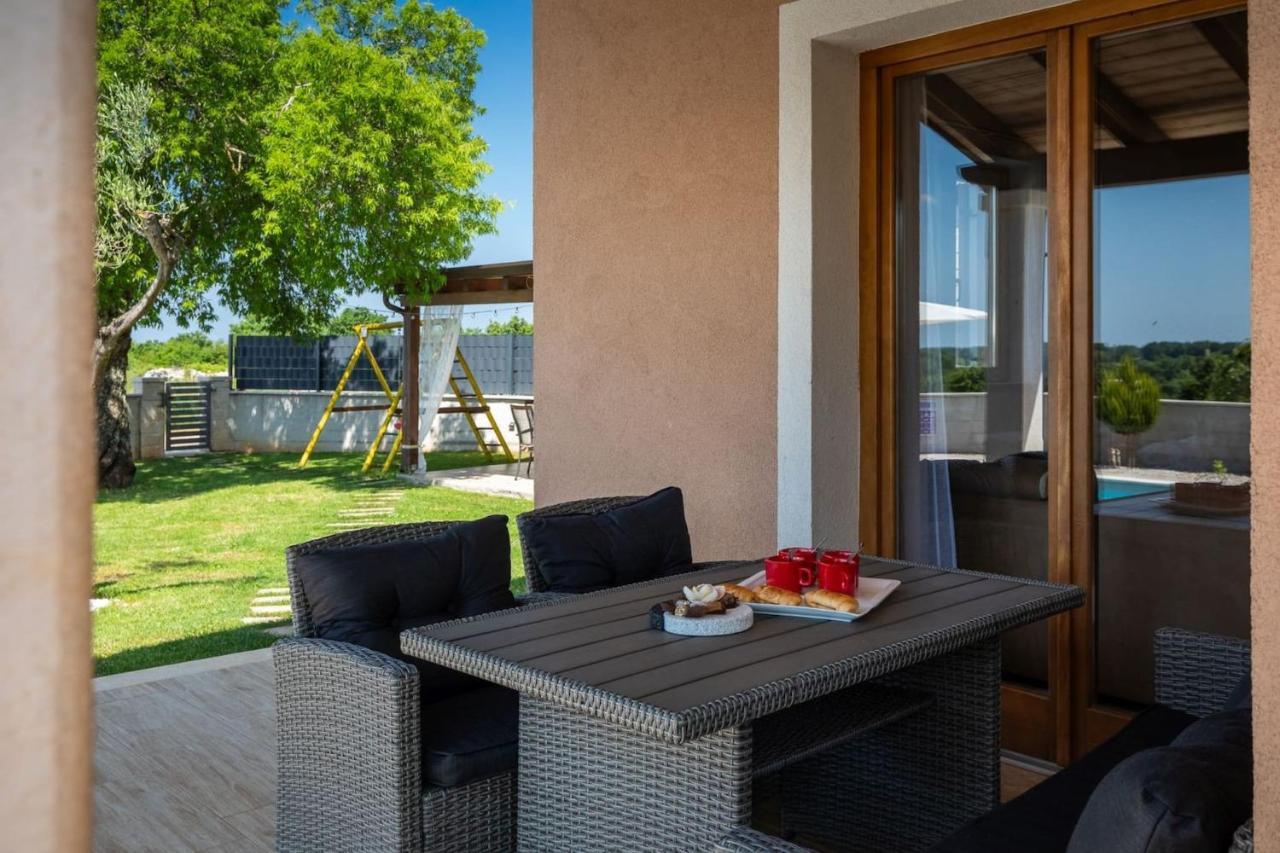 Activity Villa Gita With Pool And Grill In Tinjan Exterior photo
