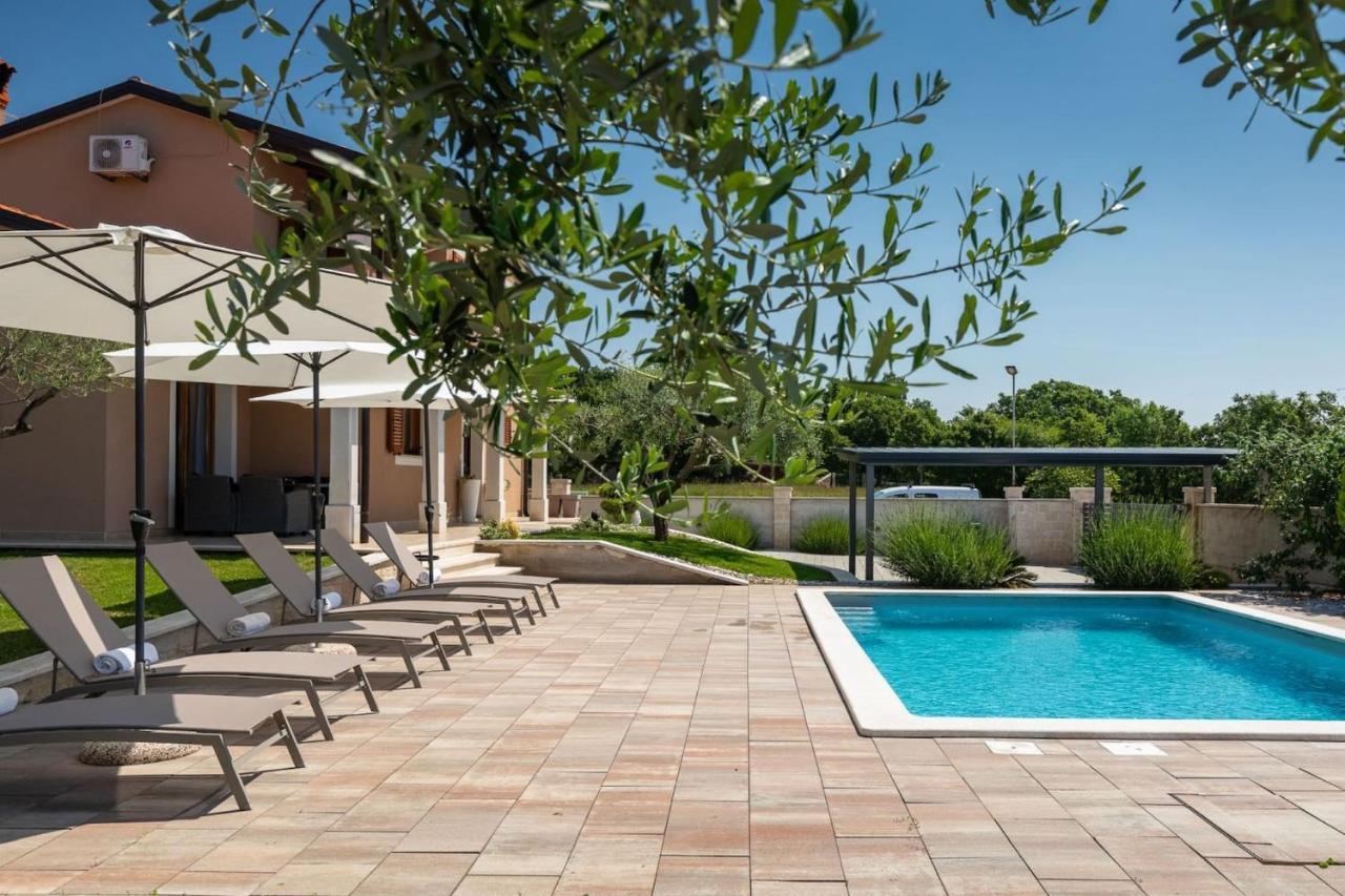 Activity Villa Gita With Pool And Grill In Tinjan Exterior photo