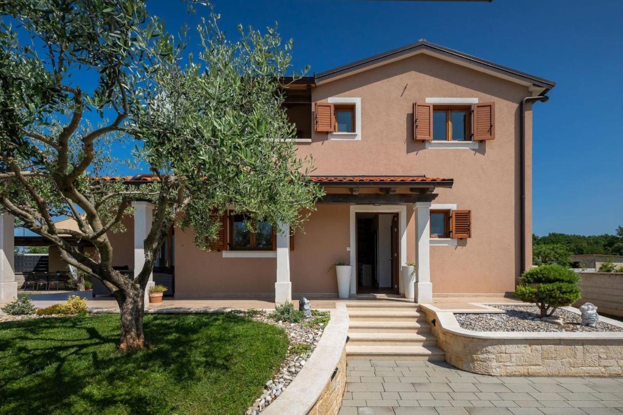 Activity Villa Gita With Pool And Grill In Tinjan Exterior photo